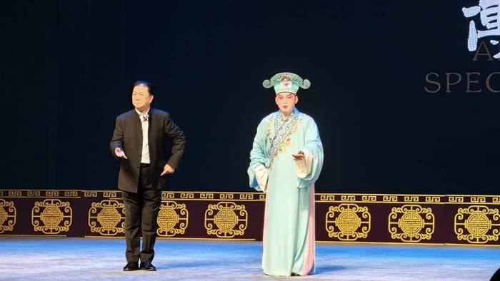 黄盛宣（左）、邓方园演出《归舟》片段