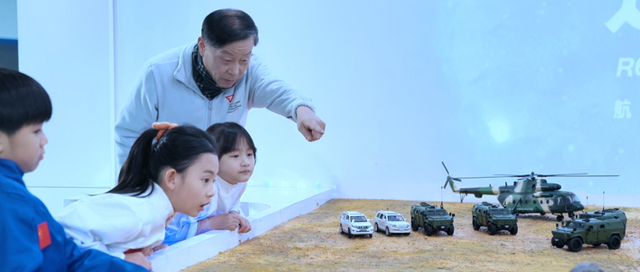 图：青少年在互动体验中感受航天科技的魅力