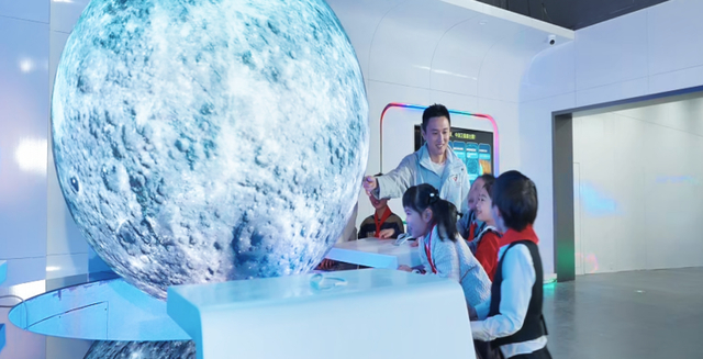 图：科学讲师现场讲解航天科普知识