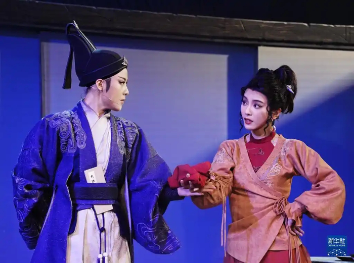 越剧演员陈丽君（左）和李云霄演出新编越剧《新龙门客栈》。图源：新华社