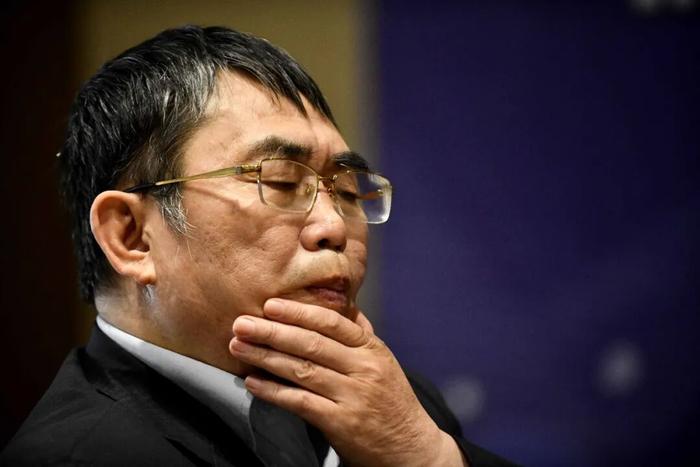 这是2019年10月23日，中国棋手聂卫平在2019年中韩围棋国手友谊赛中思考。新华社记者 郭绪雷 摄