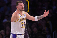 防守差不赖77？东契奇在场湖人防守效率116.2 不在场时124.9