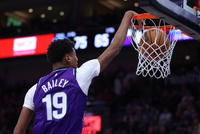 为数不多的亮点！乔治借掩护突破抛传 贝利底线起飞暴力灌筐