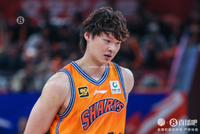 队记：王哲林打山西时右手出现被打肿胀 软组织挫伤有点影响投篮