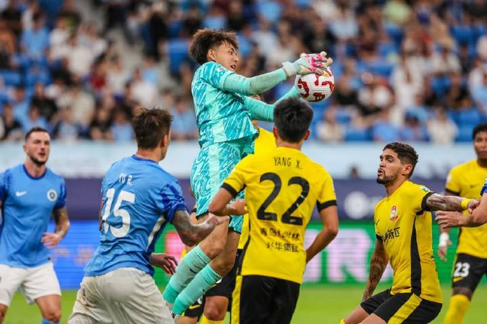 李昊（上）代表青岛西海岸队在中超比赛中扑救。新华社发（彭志刚摄）
