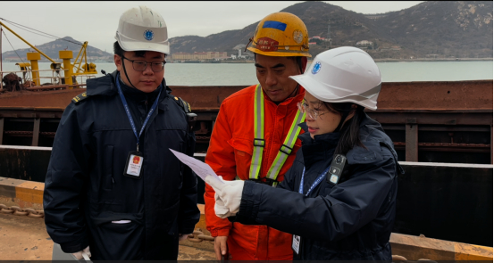 图2：海事执法人员到现场讲解大风防抗要点