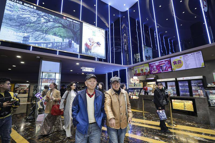 影迷在昆明百老汇影城共同观看电影《翠湖》。胡妤雅 摄