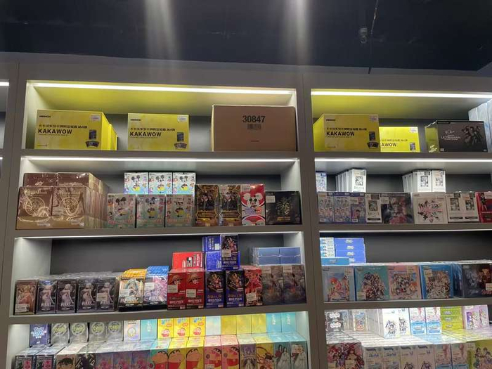 北京一家线下卡牌零售店的货架，摆放的商品中包括Suplay旗下卡卡沃系列卡牌。新京报记者 冯琪 摄