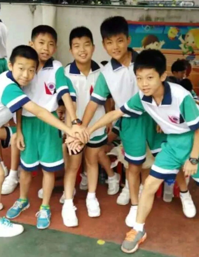 小学时的李昊（右二）与他的同学。图源：广州市荔湾区蒋光鼐纪念小学