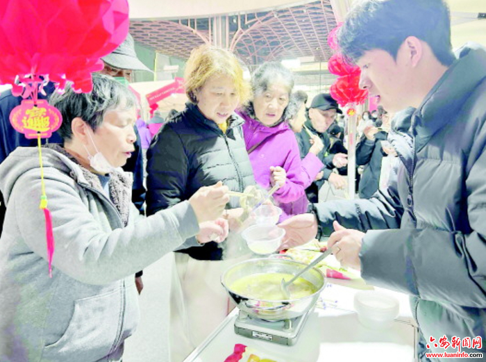 　　  图为年货市集上，上海市民争相品尝“清汤老鹅煲”。 　　　　　　　　　本网记者　储著坤　摄