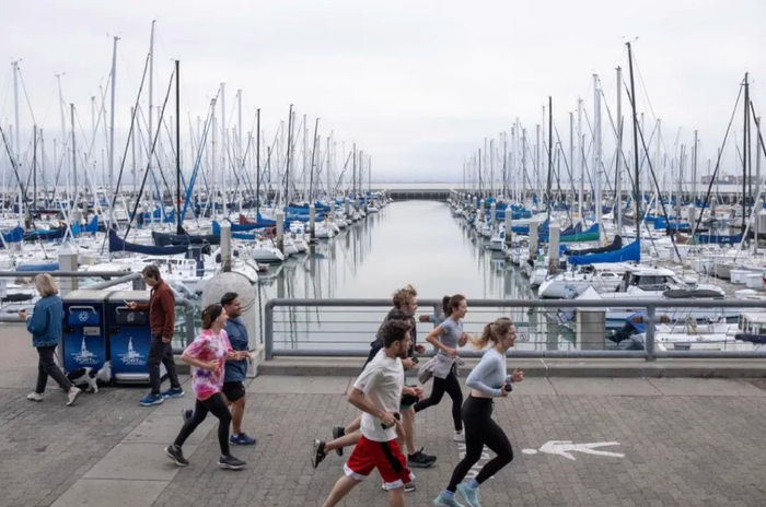 旧金山初创公司创始人们沿Embarcadero滨海大道跑步