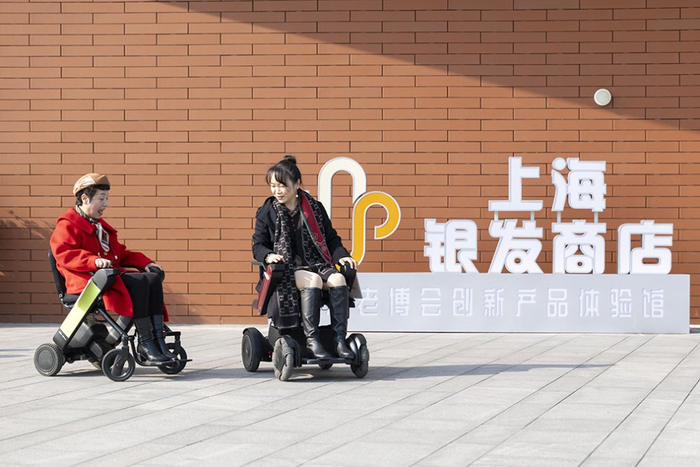 1月15日，顾客在上海银发商店门口体验电动轮椅。 新华社 资料图
