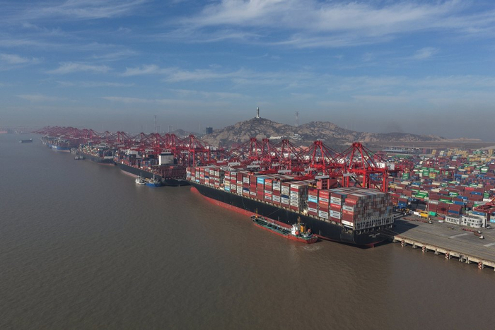 2025年11月30日，上海洋山港集装箱码头，呈现一片繁忙的景象。  视觉中国 资料图