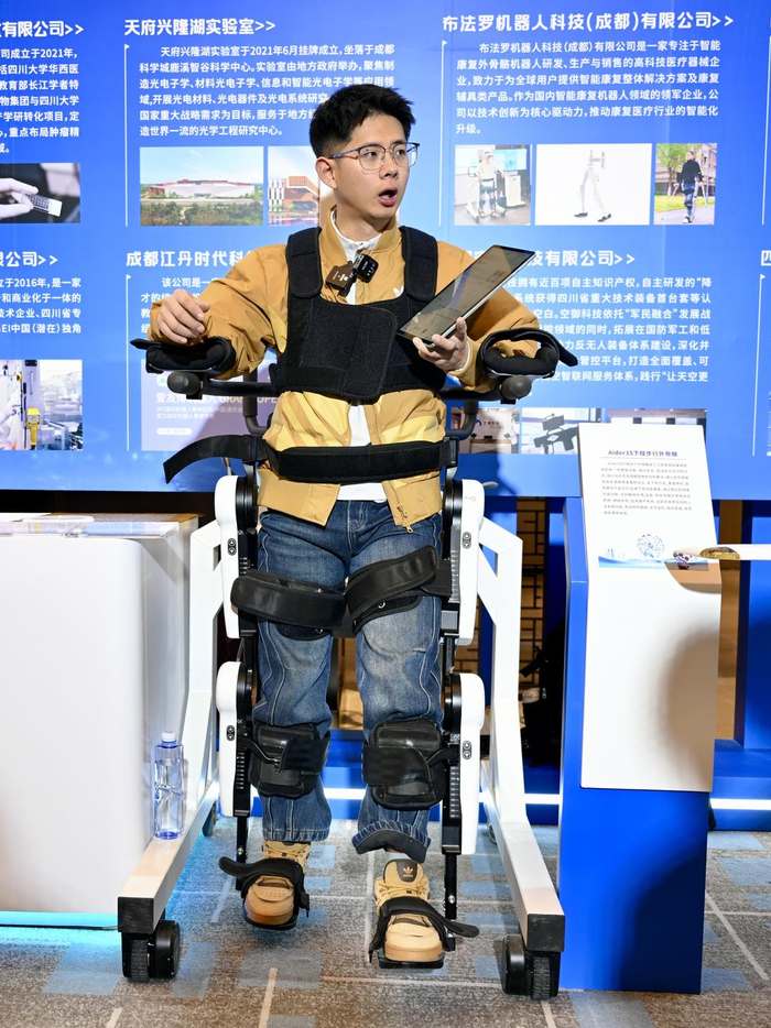 ▲布法罗机器人科技（成都）有限公司的工程师徐亮介绍下肢步行外骨骼