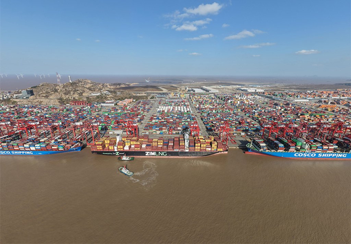 2025年12月8日无人机拍摄的上海洋山港一二期码头。  新华社 资料图