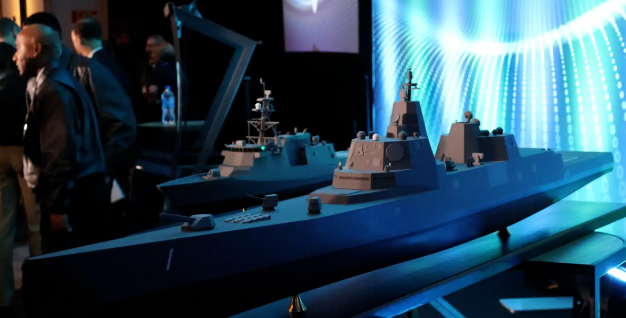   在美国海军水面舰艇协会年度研讨会上展出的“特朗普”级战列舰的模型 （来源：美国“海军新闻”网站）