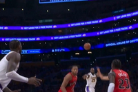 临时改主意！詹姆斯弧顶撤步假投真传助攻艾顿暴扣