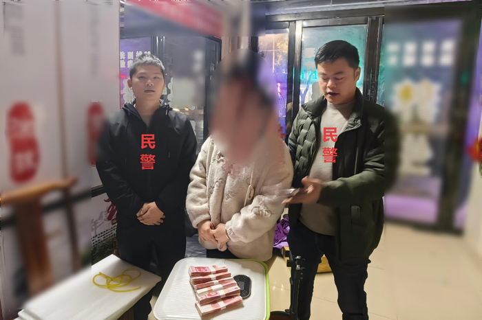 ▲反诈民警与辖区派出所民警赶到现场劝阻已经备好6万元的花女士。 