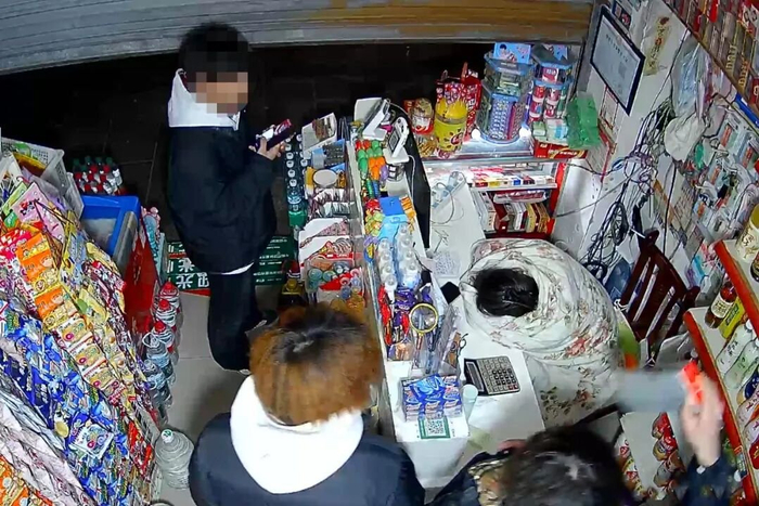 两少年潜入商店偷东西