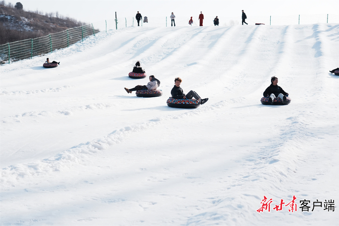 游客体验滑雪。本文图片均由新甘肃·甘肃日报通讯员 马文军 徐娜摄
