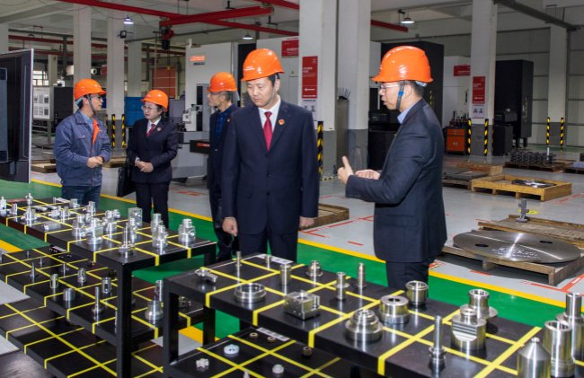 张家港市检察院检察官走访企业，面对面问需解惑，帮助企业防控发展经营中的风险。 惠涛摄