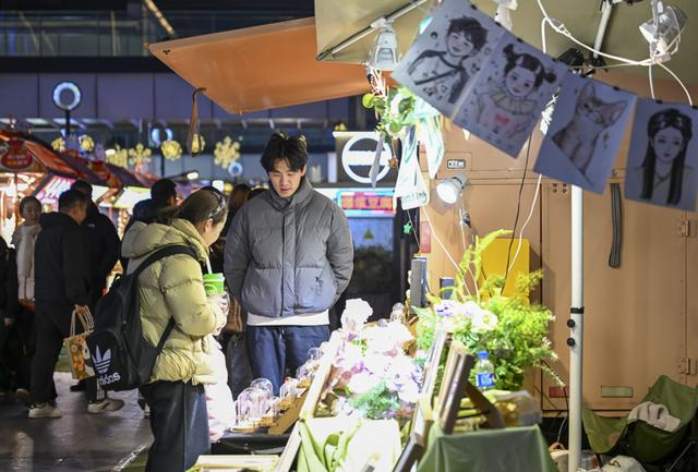 2026年1月7日在上海市静安区吴江路拍摄的夜间市集现场。新华社记者 陈浩明 摄