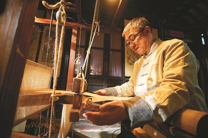 苏州吴罗织造技艺代表性传承人朱立群。 （受访者供图）