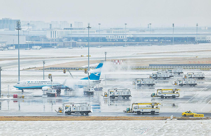 1月18日，北京大兴国际机场，飞机在出港前进行四车除冰作业。 新京报记者 陶冉 摄
