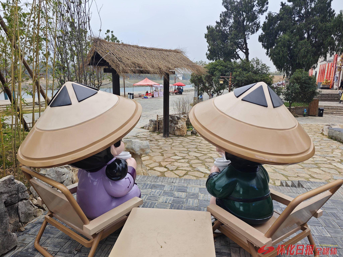 （图为两个头戴中方斗笠的卡通娃娃。全媒体记者 杨博媛 摄）