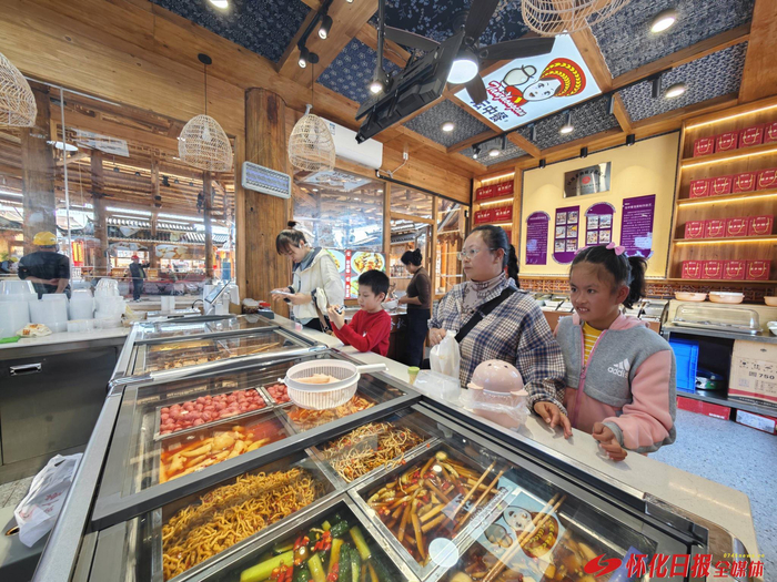 （图为顾客正在“萝卜春秋”店买泡菜。全媒体记者 杨博媛 摄）