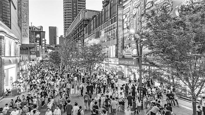 改造后的淮河路步行街街景。 何刚摄/光明图片