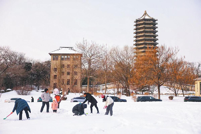1月18日，北京大学，游客在博雅塔下畅快玩雪。 新京报记者 李木易 摄