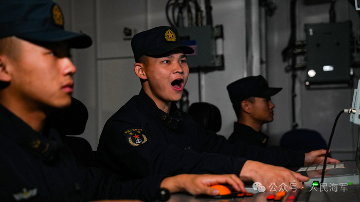 △济南舰主炮战位官兵组织训练