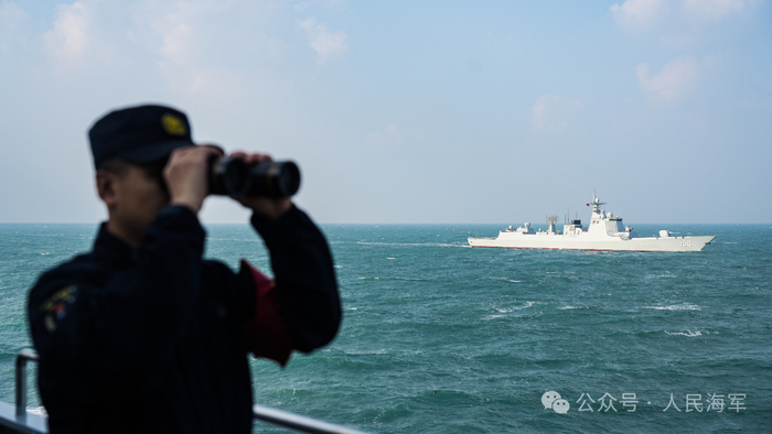   △济南舰官兵观察瞭望