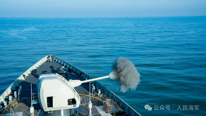   △济南舰主炮对岸射击