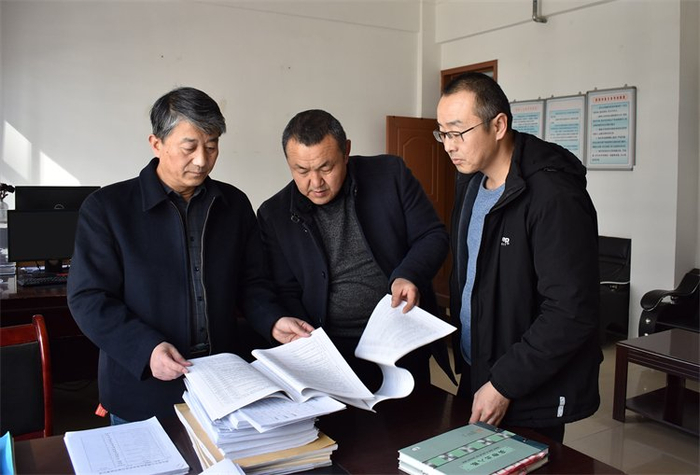 靖远县纪委监委深入靖远县中心敬老院，通过实地查看、走访交流，详细了解养老服务领域资金使用、配套服务等情况。（杨文博摄）
