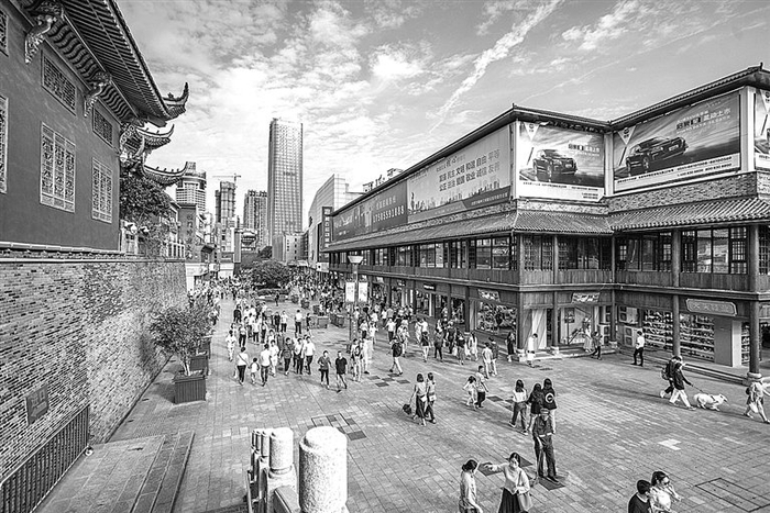 改造前的淮河路步行街街景。资料图片