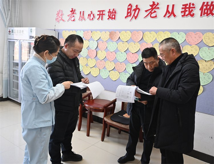白银市纪委监委“室组”联动监督，深入了解养老惠民资金发放、老年人健康管理服务等情况。（张攀龙摄）