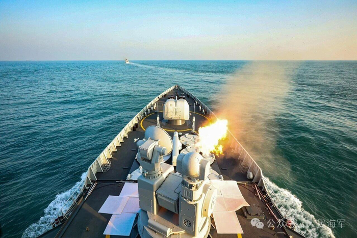   △济南舰副炮对空射击