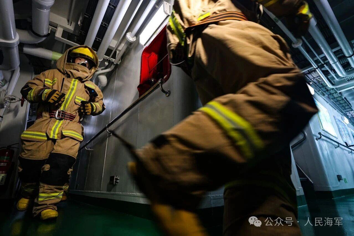  △济南舰组织损害管制训练