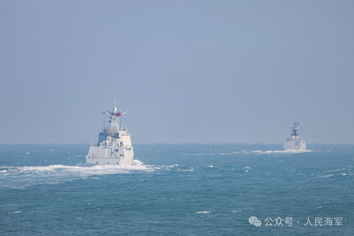 △滨州舰与宿州舰编队航行