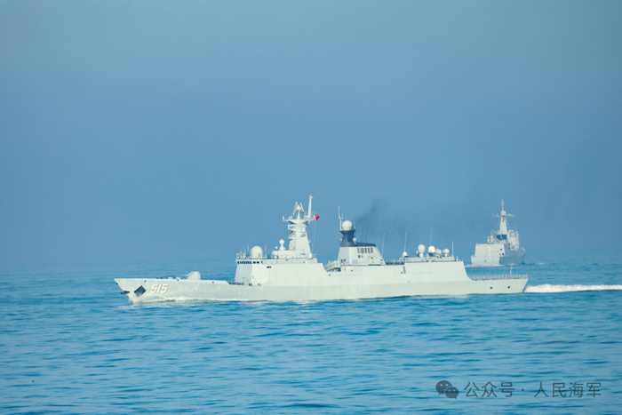  △滨州舰与长春舰编队阵型变换训练