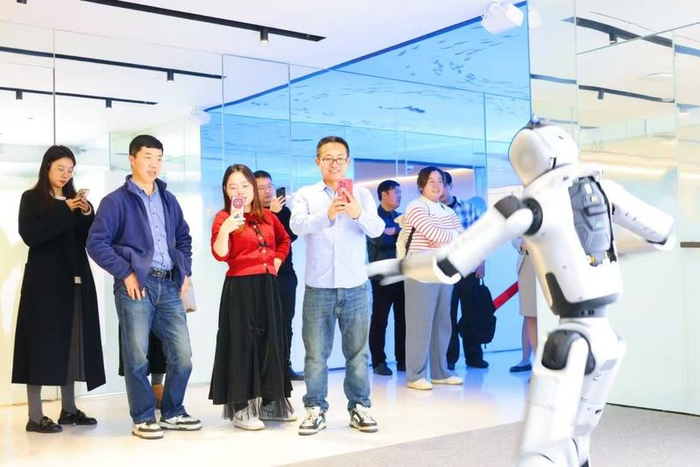 海信人形商业服务机器人。主办方供图