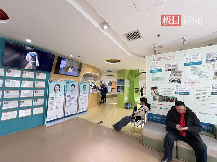 极目新闻记者在现场看到，院内一层的诊区里，有家长带着患儿等候就诊。内科、耳鼻喉科等专家的宣传海报也摆在导诊台旁边。
