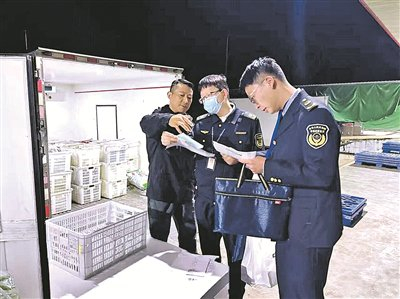 贵阳市“夜查+早查+抽检”三重防线护航校园餐安全，图为执法人员在开展夜查。