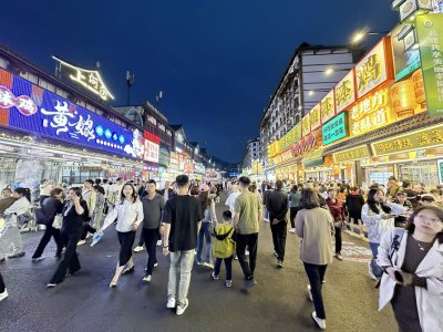 乐山街头随处可见“孃孃美食招牌”。乐山市市中区融媒体中心供图