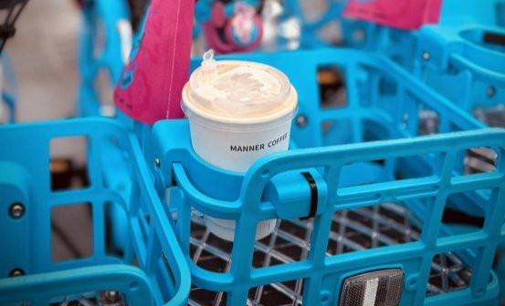 图:新款车设置了杯架,咖啡奶茶可以稳定安放