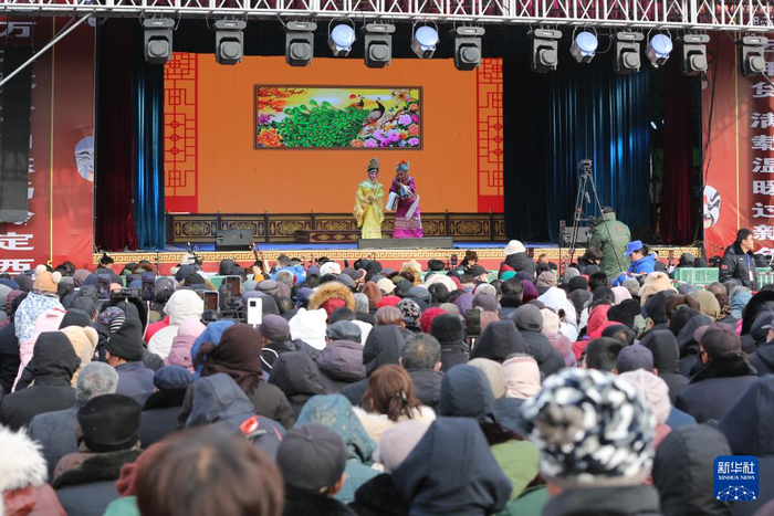 群众在年货大集上观看秦腔非遗演出（1月19日摄）。新华社发（王克贤 摄）