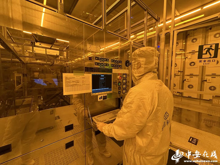 技术人员在黄光区进行高精度曝光recipe调试及优化