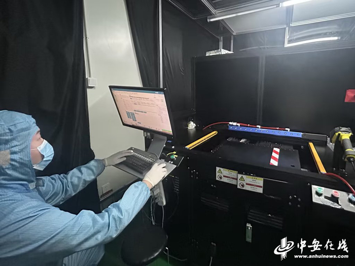 技术人员在进行CT测试，使用非固定探针压接产品用于产出玻璃的初步检测，可检测玻璃坏线、mura等缺陷